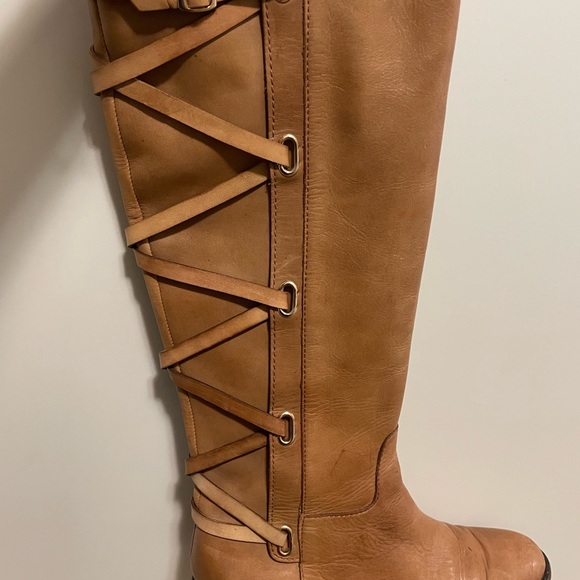 Well kept BCBG stylish boots. lined with velvet for comfort and warmth. - Picture 3 of 5